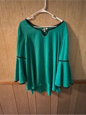 CATO Women's Emerald Green Bell Sleeve Top